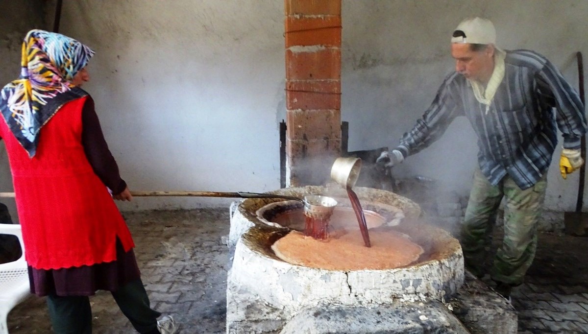 4 saat kazanlarda kaynatılıp, 24 saat dinlendiriliyor: Eski usulle yapımı sürüyor
