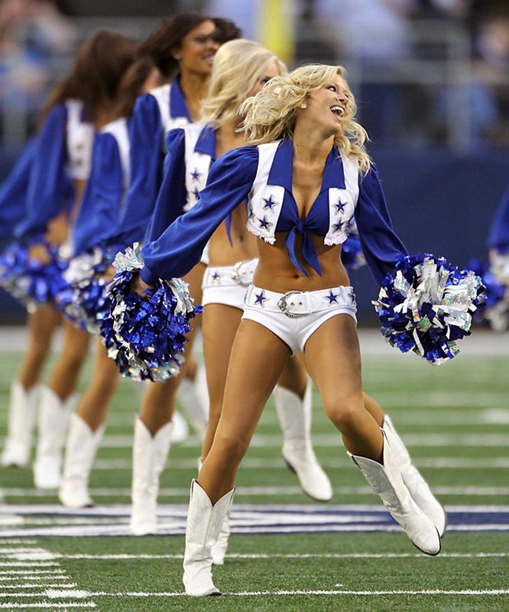 Диана и черлидерши бани уехали с загородного дома