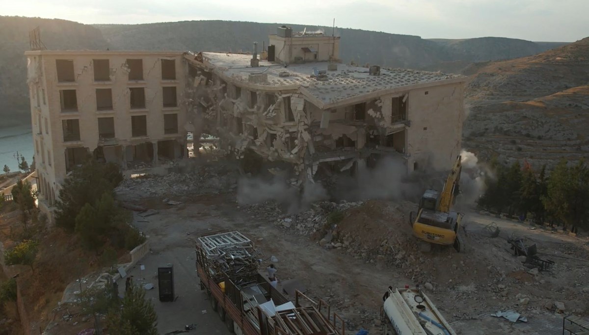 Şanlıurfa'daki ''ucube'' otel 23 saniyede yıkıldı Şanlıurfa'daki ''ucube'' otel 23 saniyede yıkıldı