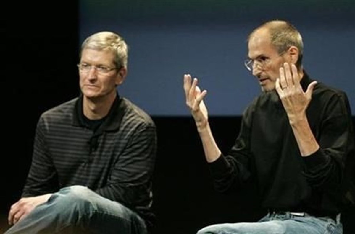 7 yıldan boyunca mücadele ettiği kansere yenik düşen Steve Jobs (sağda), 2011 yılında hayatını kaybetmiş, Apple