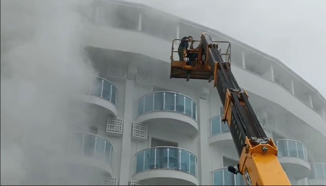 Akçakoca’da otelde yangın: Dumandan etkilenen 10 kişi hastaneye kaldırıldı