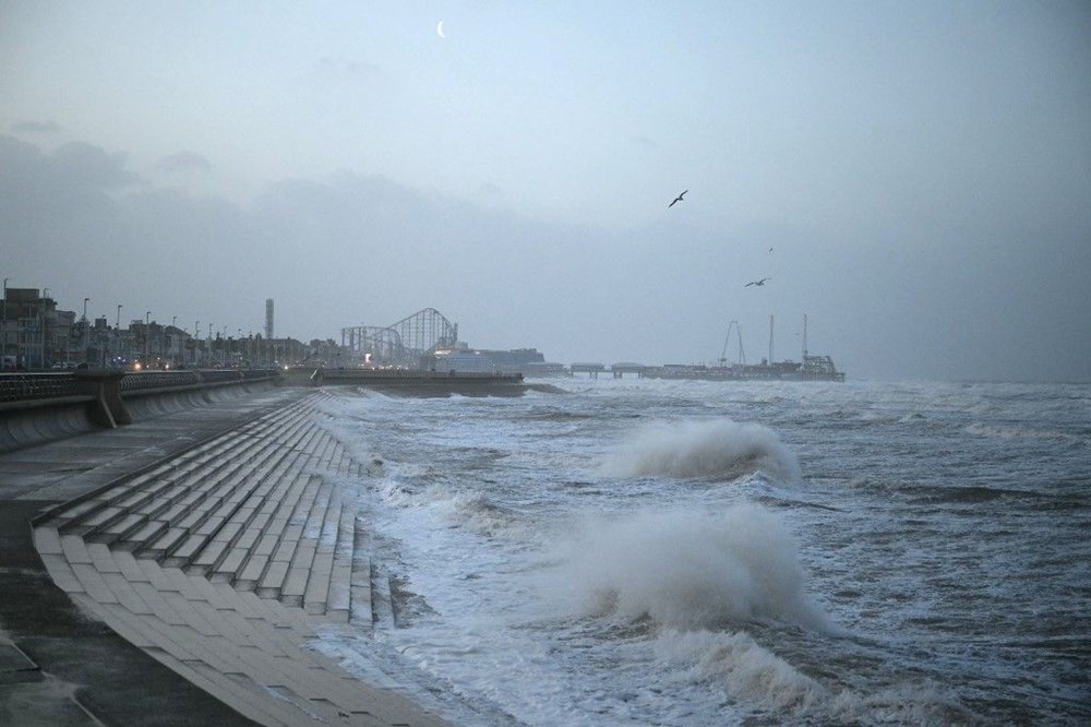 Yüzyılın en güçlü fırtınası: Rüzgar rekor kırdı, evler elektriksiz kaldı! - 7