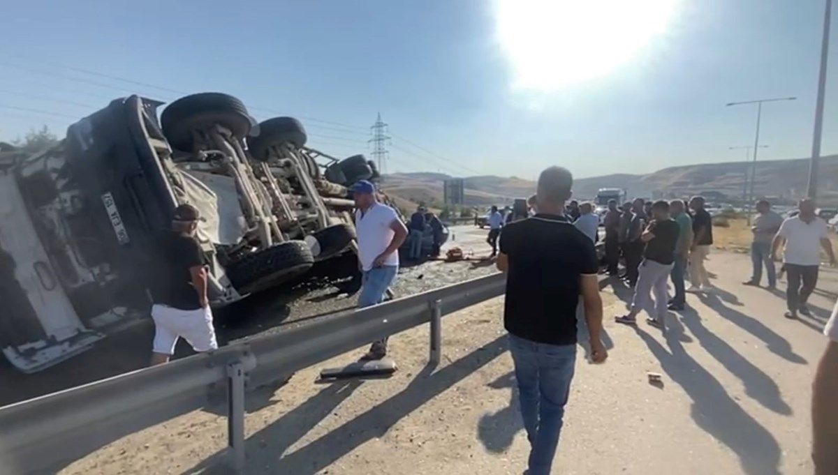 Beton mikseri otomobilin üzerine devrildi