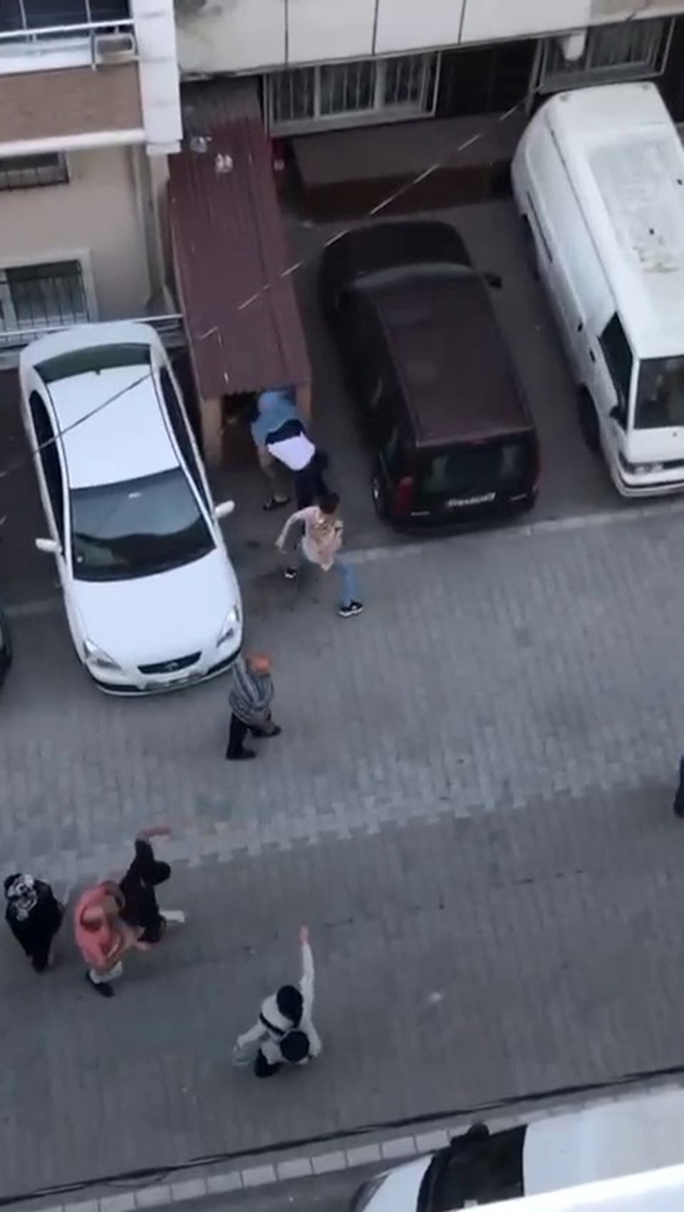 Kızının sevgilisini sokak ortasında tekme tokat dövdü - 1