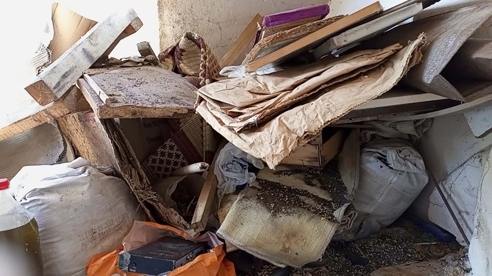 Kötü koku isyan ettirdi, altı kamyon çöp çıktı - 1