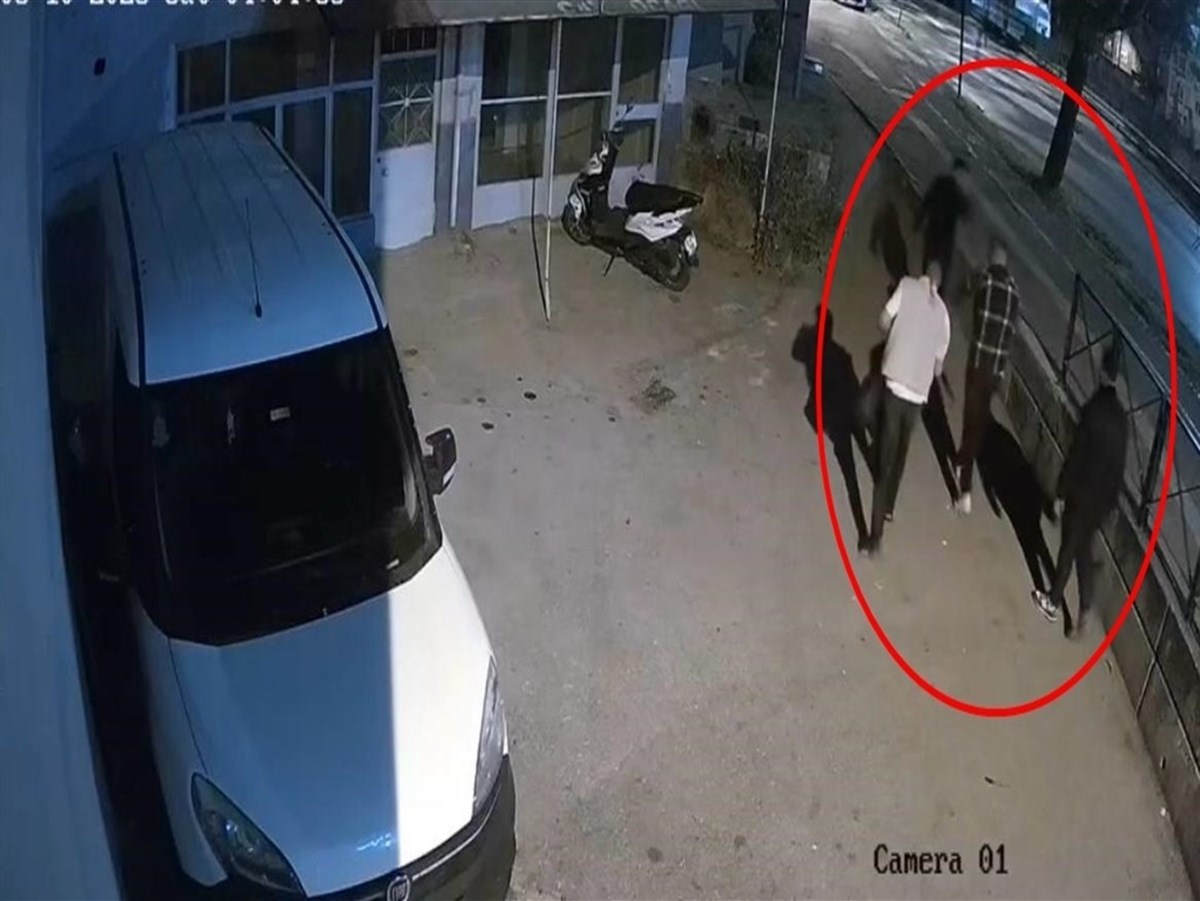 Kavga öncesi grubun mekandan çıkarıldığı anlar, bir apartmanın güvenlik kamerasıyla görüntülendi. Kavga öncesi grubun mekandan çıkarıldığı anlar, bir apartmanın güvenlik kamerasıyla görüntülendi.