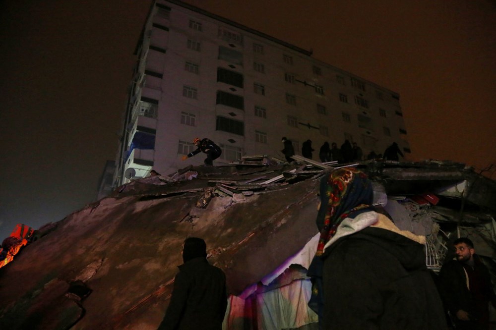 Türkiye'deki 7,4 büyüklüğündeki deprem dünya basınının manşetlerinde - 3
