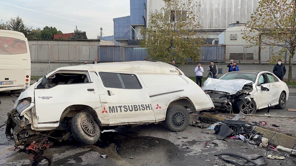 Ümraniye'de zincirleme kaza: 1'i ağır 8 yaralı - 1