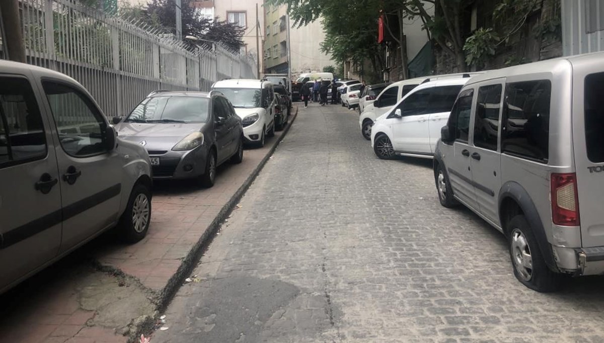 Beyoğlu'nda 13 aracın lastiklerini bıçakla kesen kişi yakalandı Beyoğlu'nda 13 aracın lastiklerini bıçakla kesen kişi yakalandı