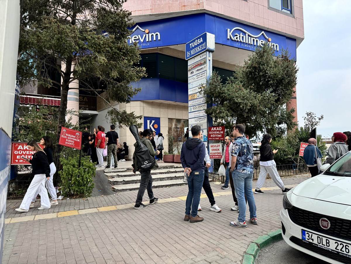 Simav depremi geniş bir alanda hissedildi. İstanbul, İzmir ve Bursa gibi çevre şehirlerde depremi hissedenler kendini dışarı attı.