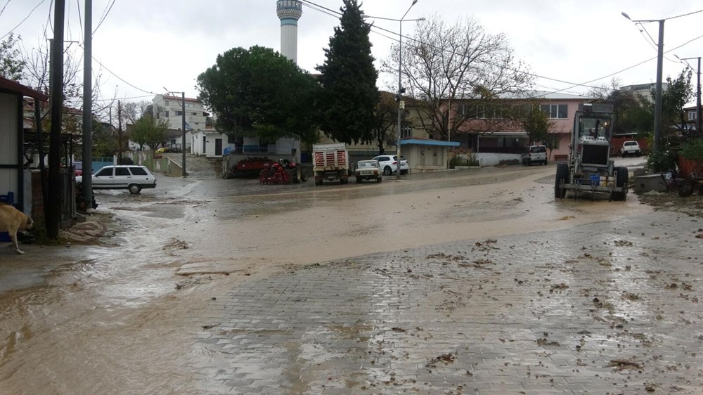 Çanakkale'de sağanak: Dere taştı, sele kapılan araç kepçeyle kurtarıldı - 6