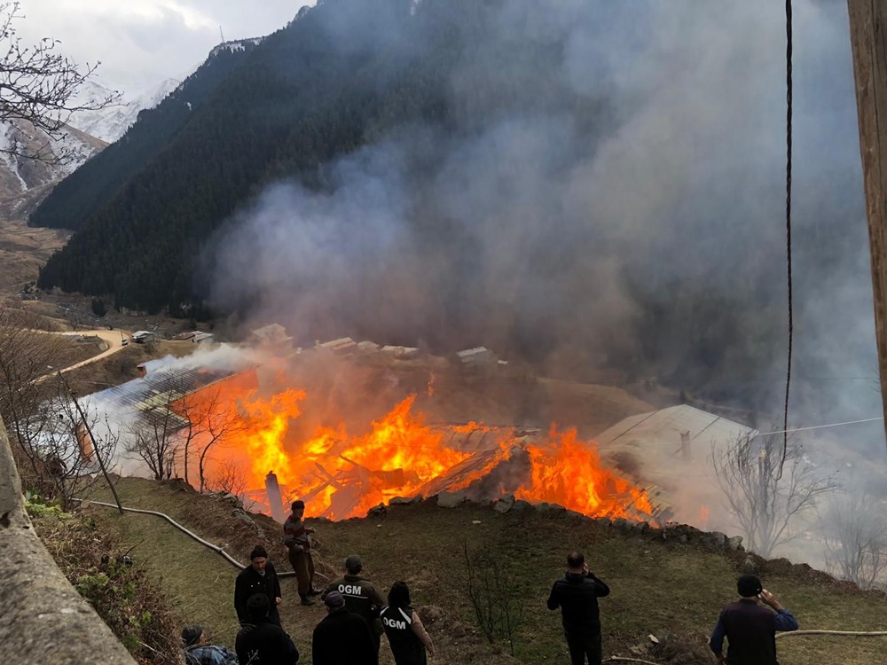 Rize'de Gölyayla köyünde çıkan yangına müdahale ediliyor - 9