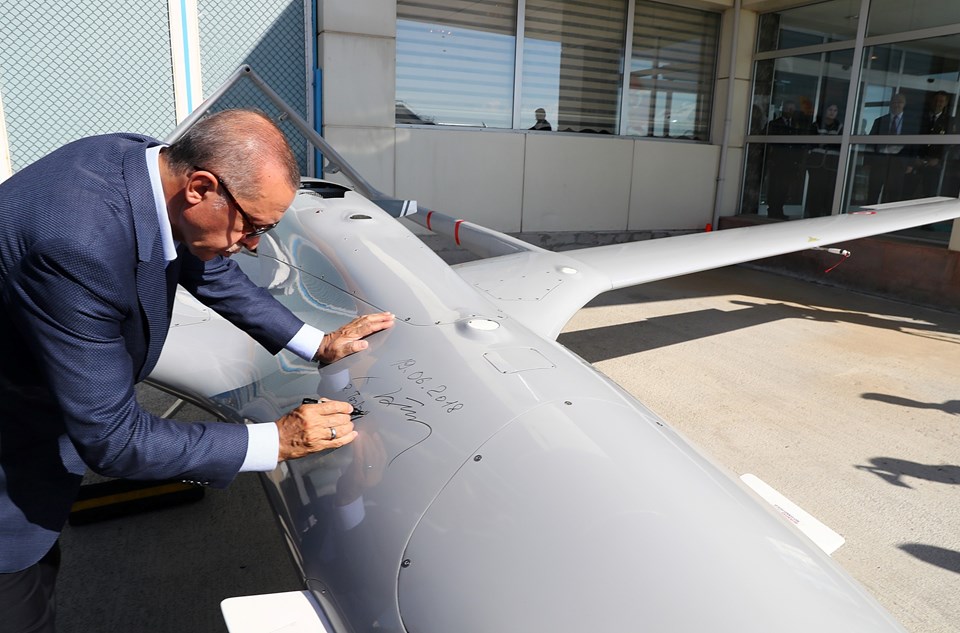 Cumhurbaşkanı Erdoğan, insansız hava aracına tarih ve imza attı - 1