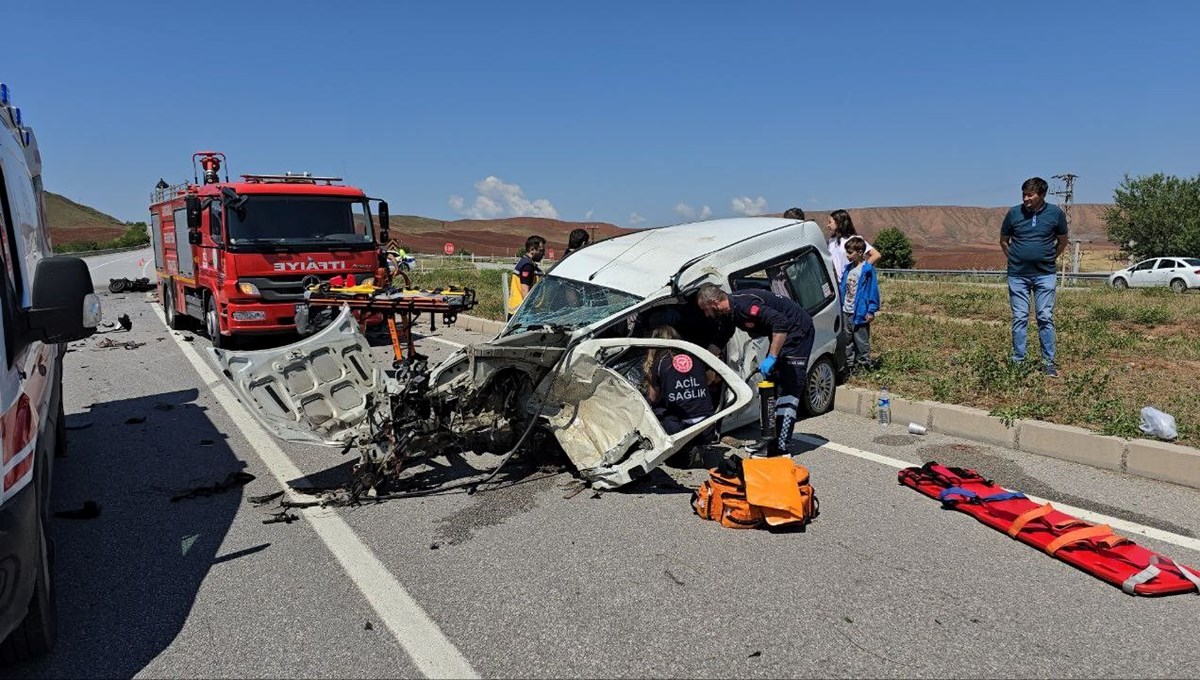 Otomobil ile ticari araç çarpıştı: 7 yaralı Otomobil ile ticari araç çarpıştı: 7 yaralı