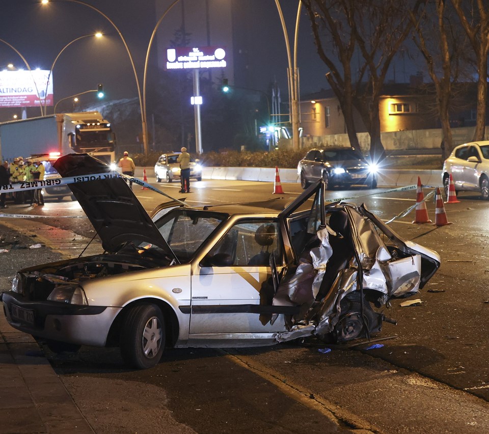 Ankara'da feci kaza: 2 ölü, 3 yaralı - 1