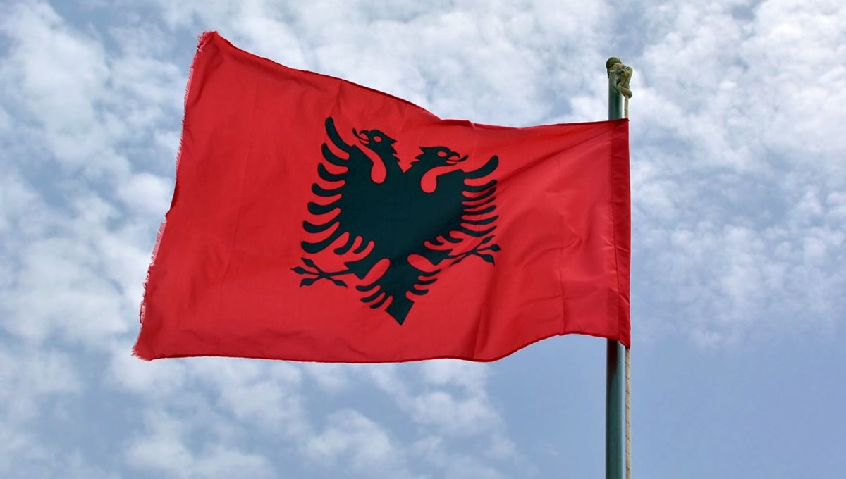 Arnavutluk'ta Türk bayrağını denize atan kişi gözaltına alındı