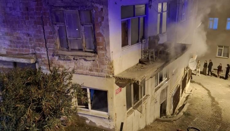 Bilecik'te iki katlı ev yandı
