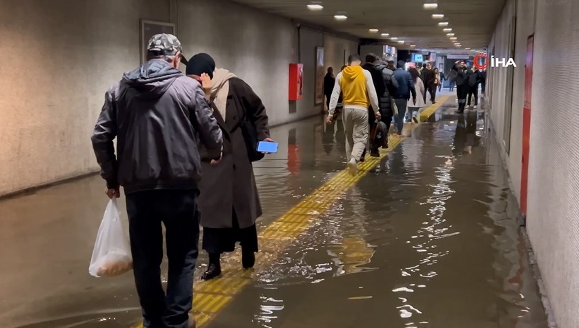 İstanbul’da metro alt geçidini kanalizasyon suyu bastı