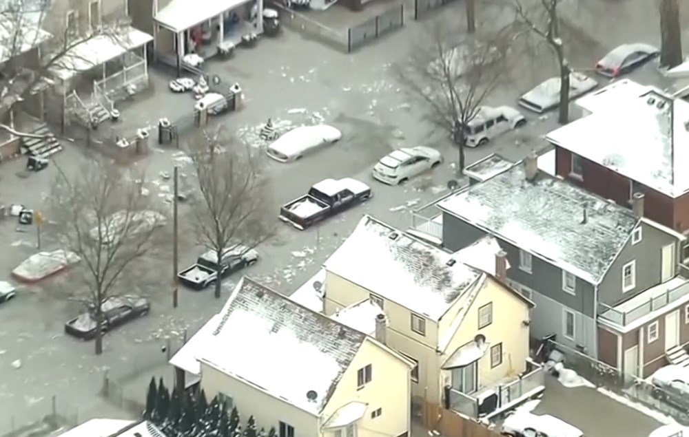 Yüz yıllık su borusu patladı, araçlar donan suyun içinde kaldı - 5