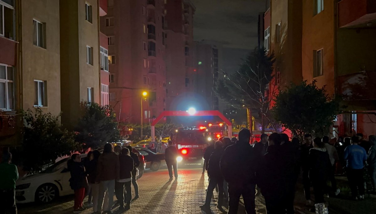 Ümraniye'de 10 katlı apartmanda yangın: 2 kişi dumandan etkilendi
