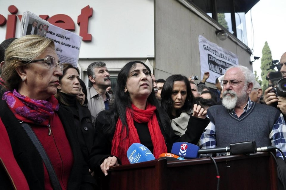 Gazeteci Can Dündar ve Erdem Gül’ün tutuklanmasına protesto - 5