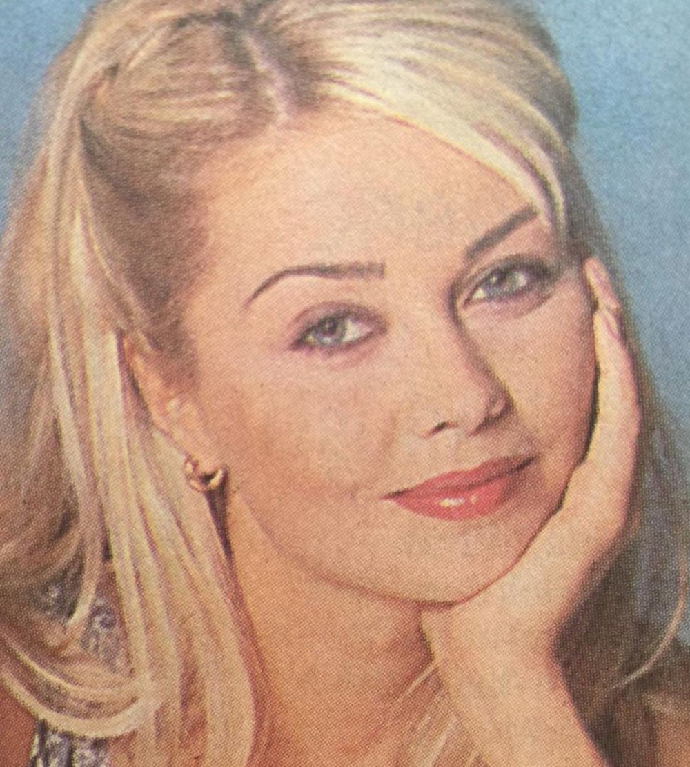 Su Burcu Yazgı Coşkun'dan nostaljik kare (Ünlülerin çocukluk ve gençlik halleri) - 209