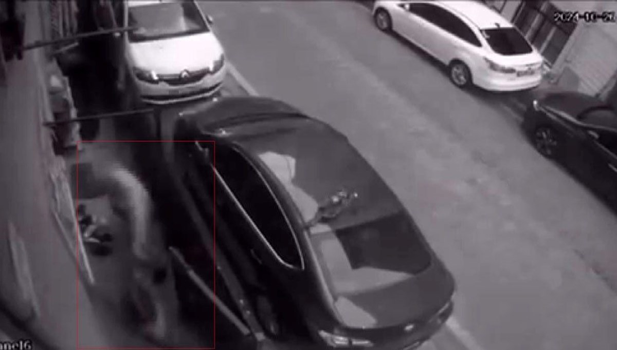 Silahlı saldırgana anahtarlık atarak karşı koydu Silahlı saldırgana anahtarlık atarak karşı koydu