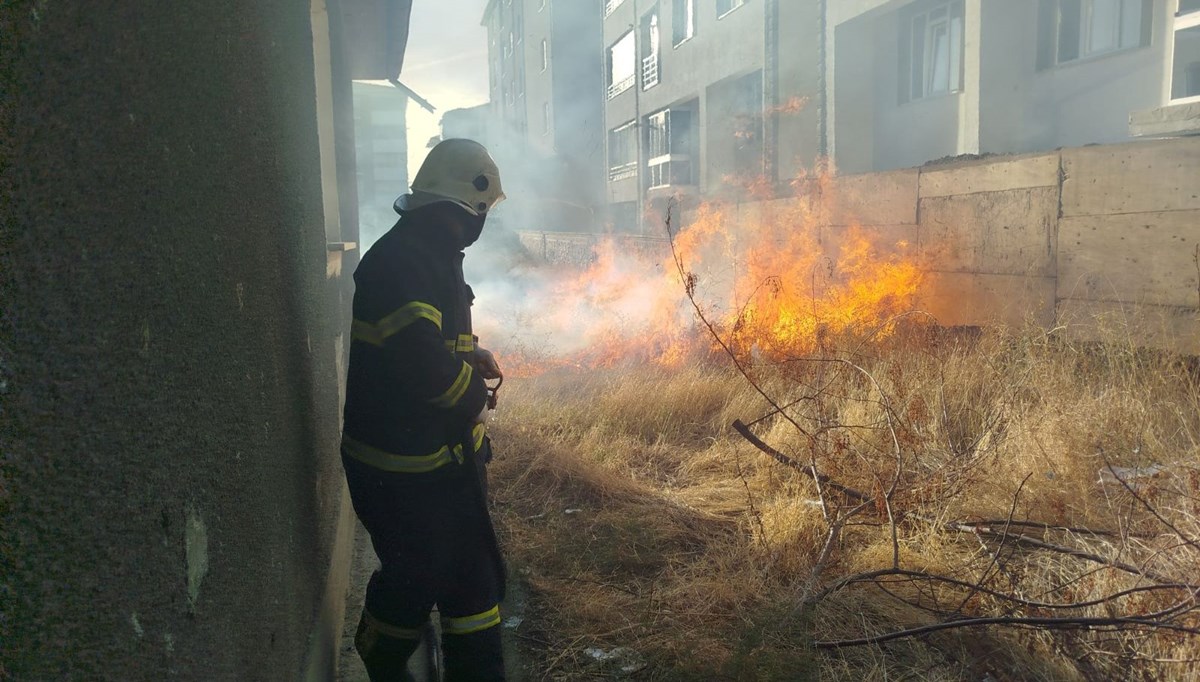 Erzincan'da örtü yangını