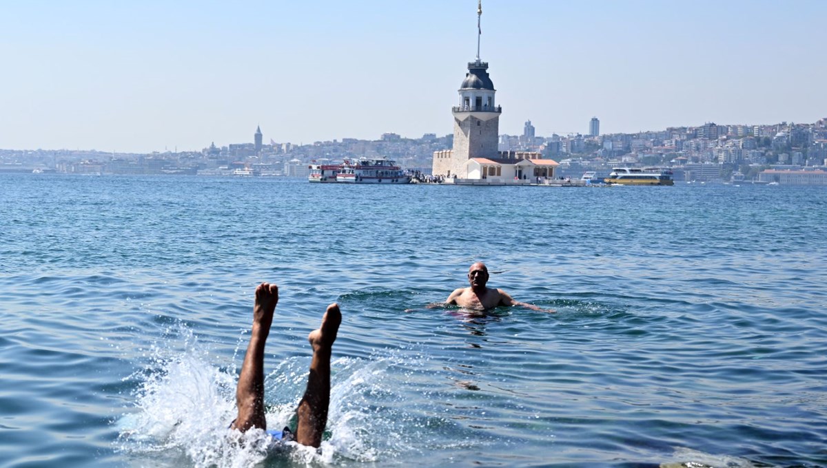 Sıcak havadan bunalan İstanbullular serinlemek için denize girdi