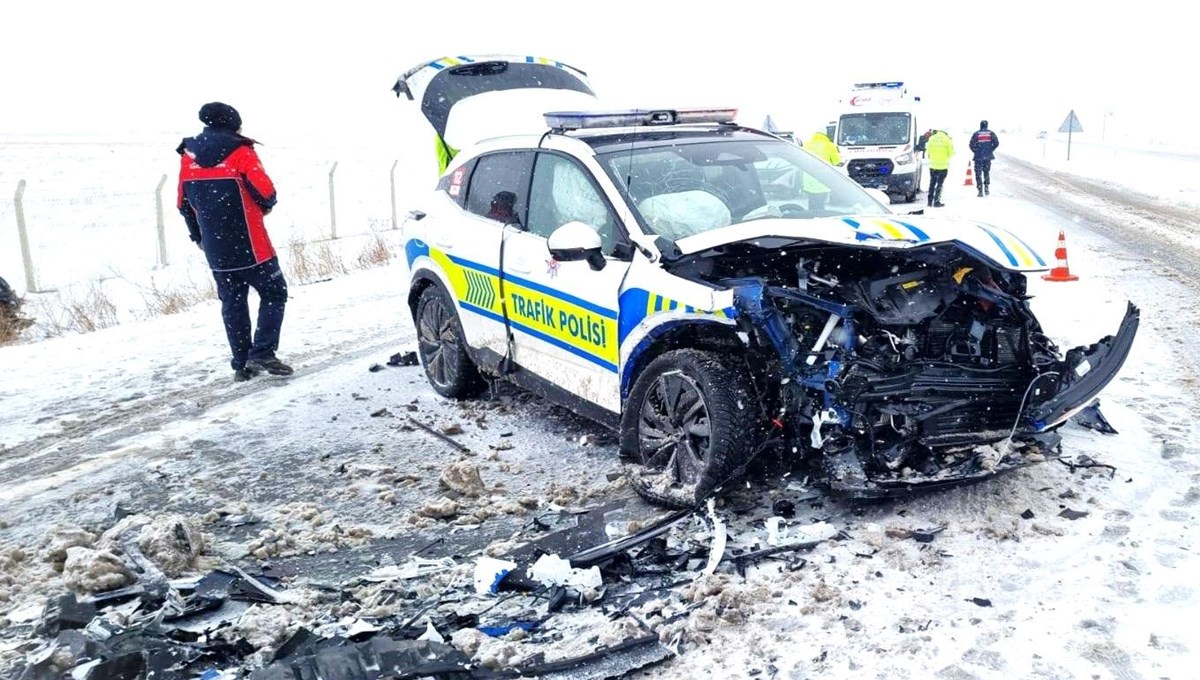 Polis aracı ile otomobil çarpıştı