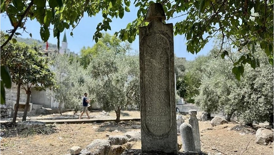 Fethiye'deki Ahmet Gazi Türbesi'nin bitişiğinde yer alan tarihi mezarlar restore edilecek