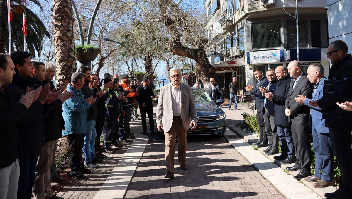 Bıçaklı saldırıda yaralanan Erdek Belediye Başkanı, görevine başladı