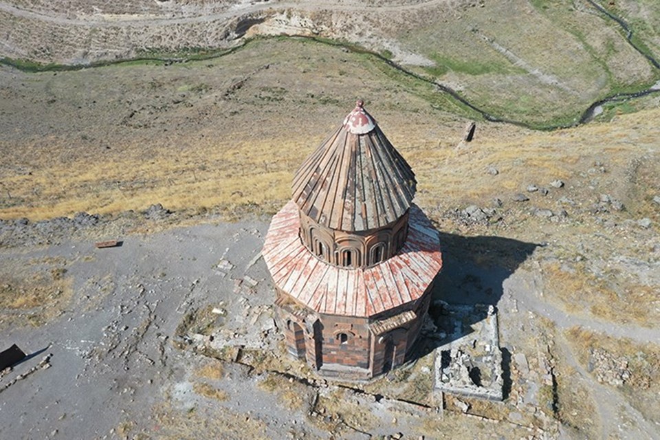 Ani Ören Yeri'ndeki Abughamrents Kilisesi'nin duvarlarında kirlilik oluşturan yazılar siliniyor - 3