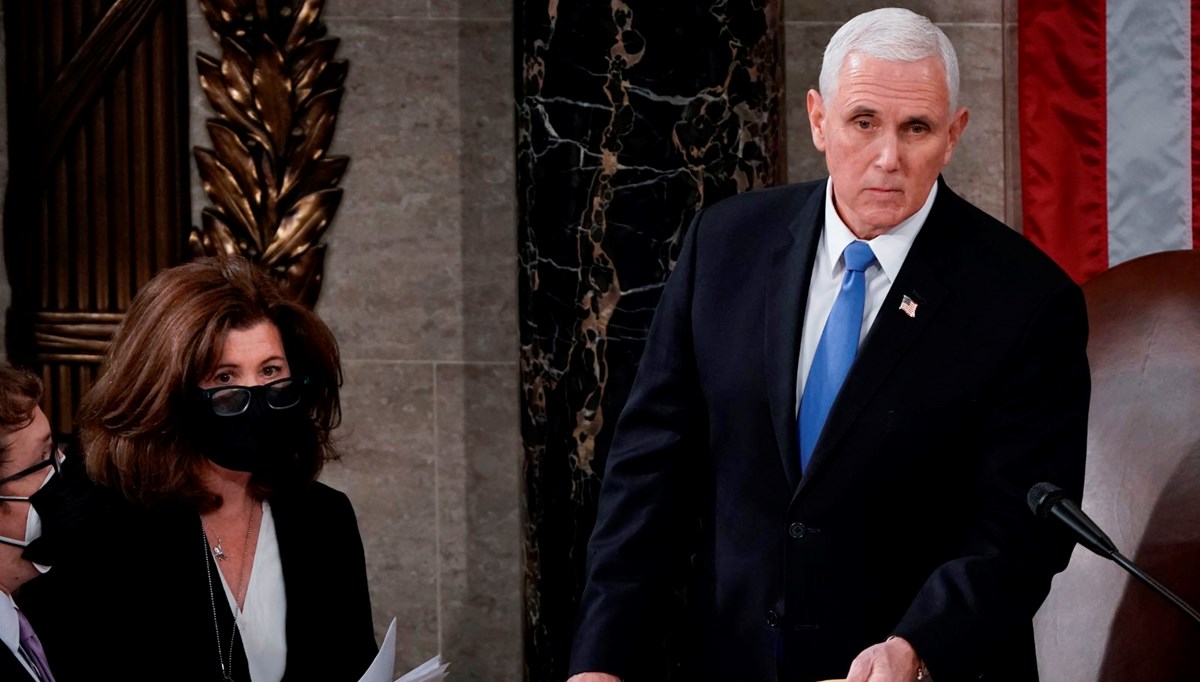 Mike Pence'den milyon dolarlık kitap anlaşması Mike Pence'den milyon dolarlık kitap anlaşması