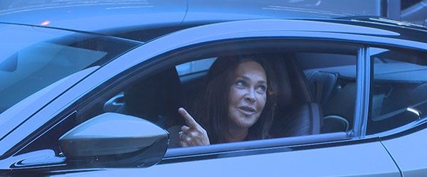 Hülya Avşar'ın 2 milyon 500 bin liralık test sürüşü (Ünlüler ve otomobilleri)