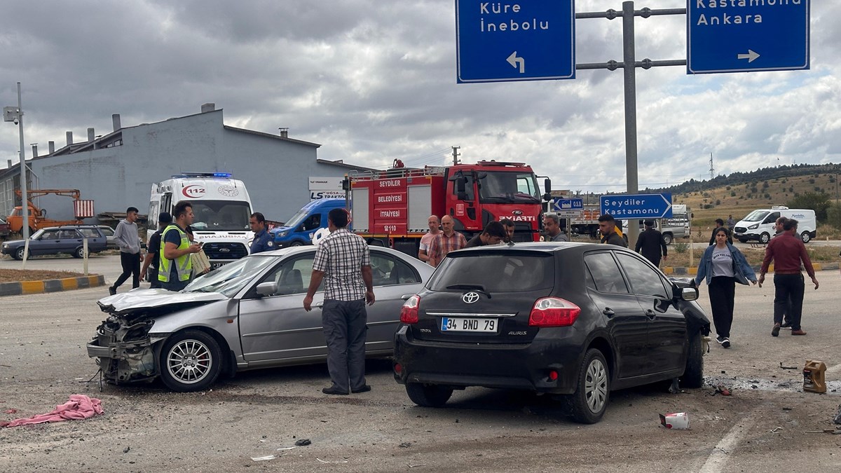 Kastamonu'da 3 araç birbirine girdi: 1'i ağır 12 yaralı