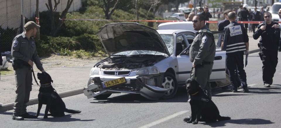 İsrail'de bir Filistinli otomobilini polislerin üzerine sürdü - 1