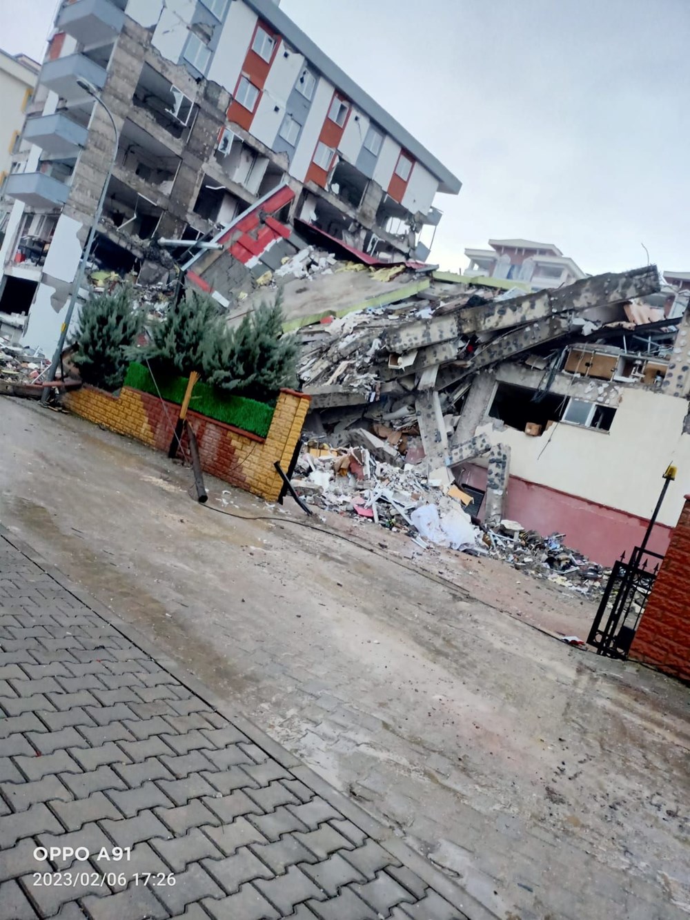 44 kişiyi öldüren değişiklik! Müteahhidin “Zemin sıvılaştı” iddiası raporla çürüdü: “Binayı sonradan eklenen profiller yıktı” - 3