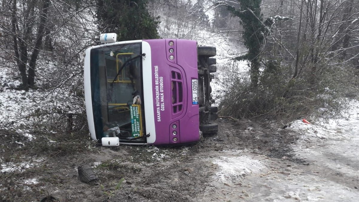 Sapanca Da Halk Otobusu Devrildi 2 Yarali Ntv