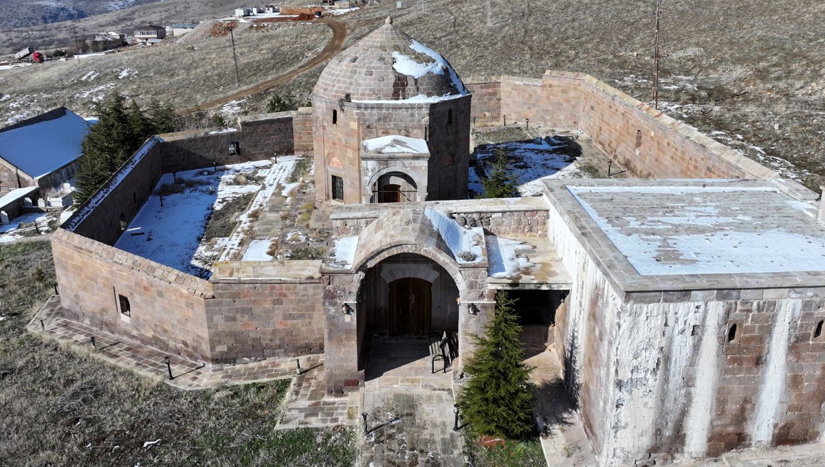 Selçuklu dönemine ait Havadan Külliyesi'nin bakımını gönüllü yapıyor