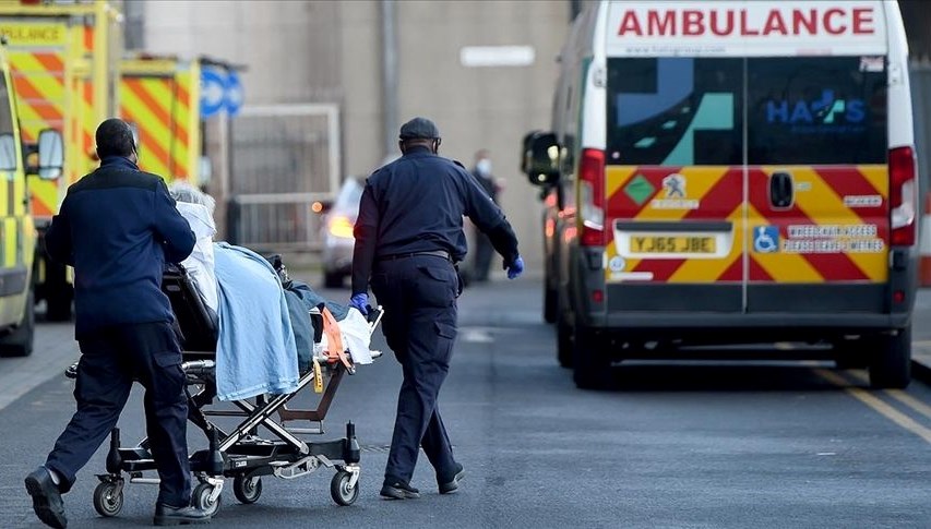 İngiltere'de sağlık krizi! Tedaviler koridorlarda yapılıyor, ambulans bekleme süresi 12 saati geçiyor