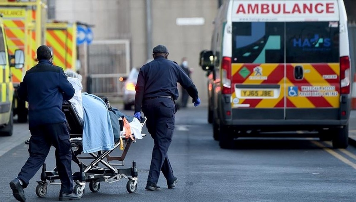 İngiltere'de sağlık krizi! Tedaviler koridorlarda yapılıyor, ambulans bekleme süresi 12 saati geçiyor İngiltere'de sağlık krizi! Tedaviler koridorlarda yapılıyor, ambulans bekleme süresi 12 saati geçiyor