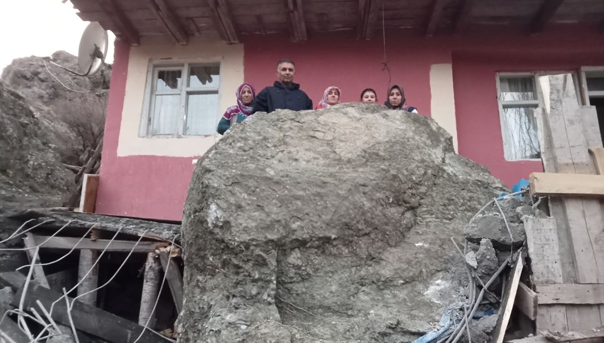 Dağdan kopan kaya balkona girdi Dağdan kopan kaya balkona girdi