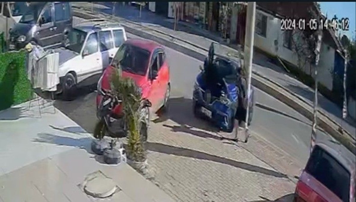 Kontrolden çıkan araç, otobüs bekleyenlere çarptı: 2 ölü Kontrolden çıkan araç, otobüs bekleyenlere çarptı: 2 ölü