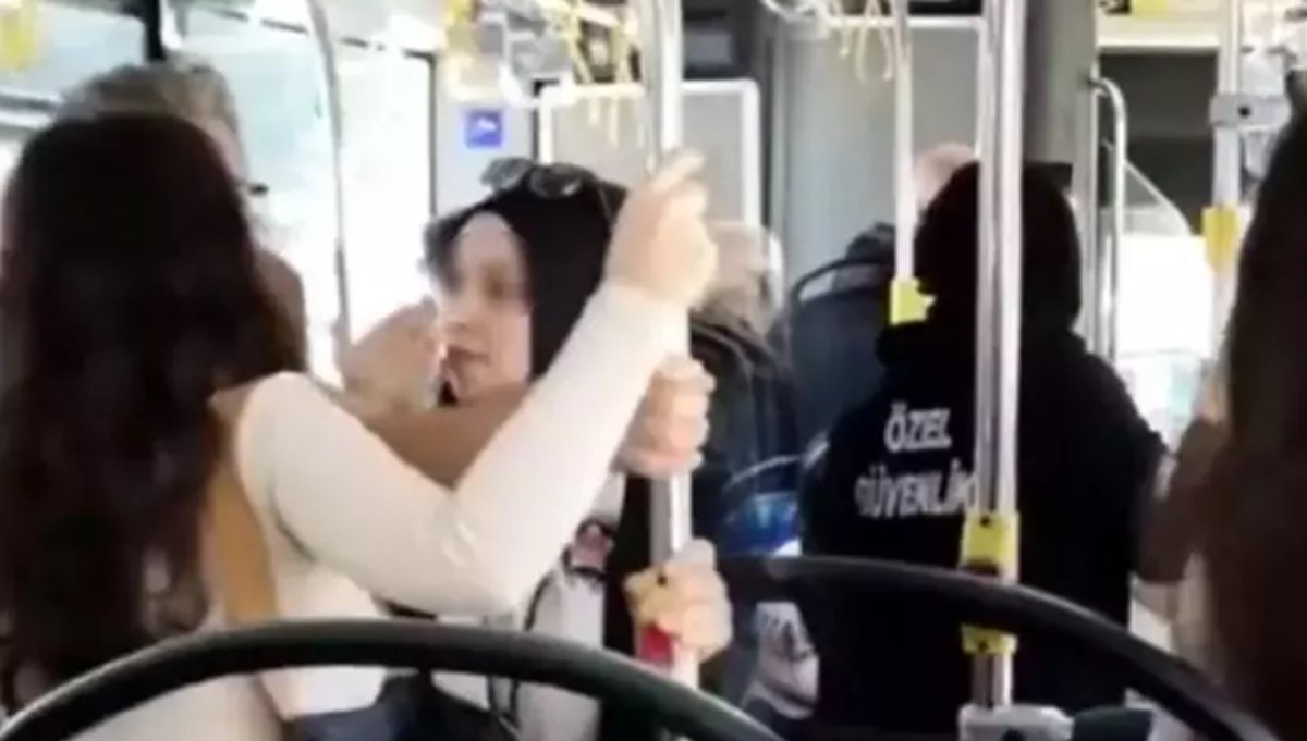 İstanbul'da otobüste kadın ile erkek yolcu birbirinde girdi: O anlar kamerada İstanbul'da otobüste kadın ile erkek yolcu birbirinde girdi: O anlar kamerada