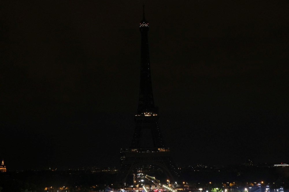 Paris'in sembolü Eyfel Kulesi enerji tasarrufu için erken karartıldı - 1