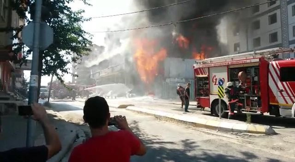 Pendik'te nalbur dükkanı alev alev yandı - 1