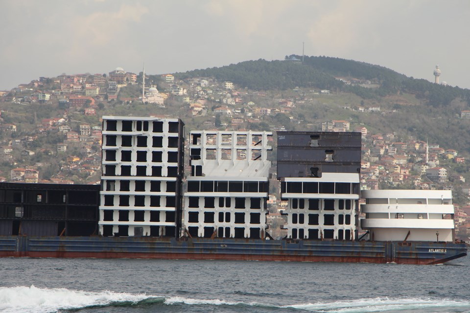 İstanbul Boğazı'ndan "apartman" geçti - 1