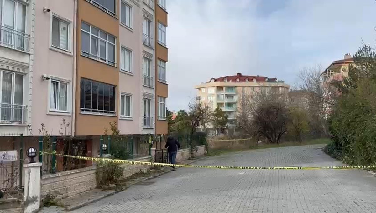 İstanbul'da bina önünde el bombası paniği İstanbul'da bina önünde el bombası paniği