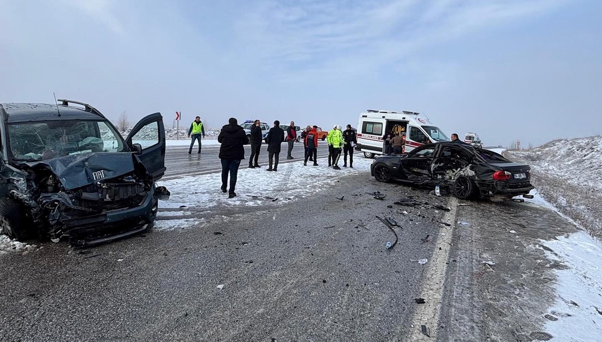 Sivas'ta otomobil ile hafif ticari araç çarpıştı: 5 yaralı